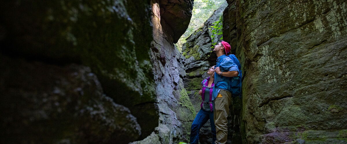 Wanderpaar am Hainfelsen bei Finsterbergen