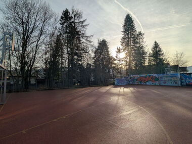 Bolzplatz mit Basketballfeld und Free Wall im Wohngebiet am Schwarzbach in Friedrichroda