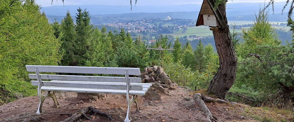 Weiße Bank am gleichnamigen Aussichtspunkt mit Blick auf Finsterbergen