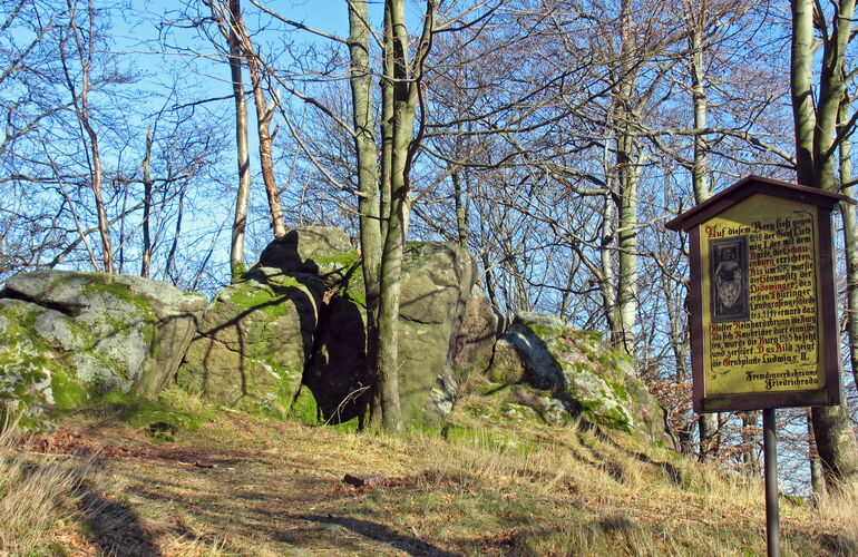 Felsen und Infotafel an der Schauenburg bei Friedrichroda