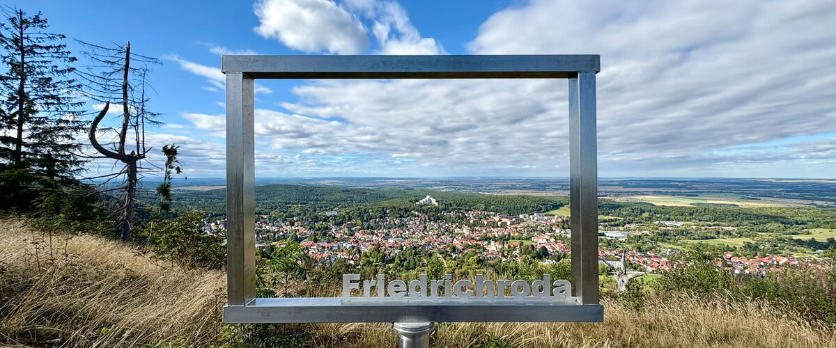 Bilderrahmen mit Friedrichroda-Schriftzug als Fotopoint am Körnberg