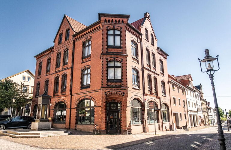 Haus aus Backstein an einer Straßenecke.