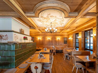 Rustikale Gaststube mit Kachelofen im Heuberghaus