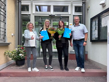 Monika Siede und Bürgermeister Kay Brückmann gratulieren Paula-Sophie Klar und Annabelle Bause zum Abschluss als staatlich geprüfte Verwaltungsfachangestellte als staatlich geprüfte Verwaltungsfachangestellte