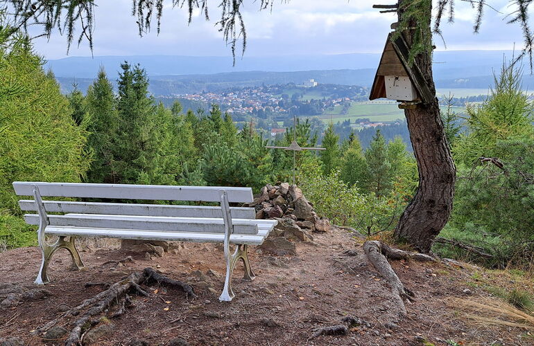 Weiße Bank am gleichnamigen Aussichtspunkt mit Blick auf Finsterbergen