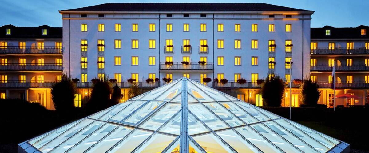 Hotel "H+" in Friedrichroda von außen im Abendlicht