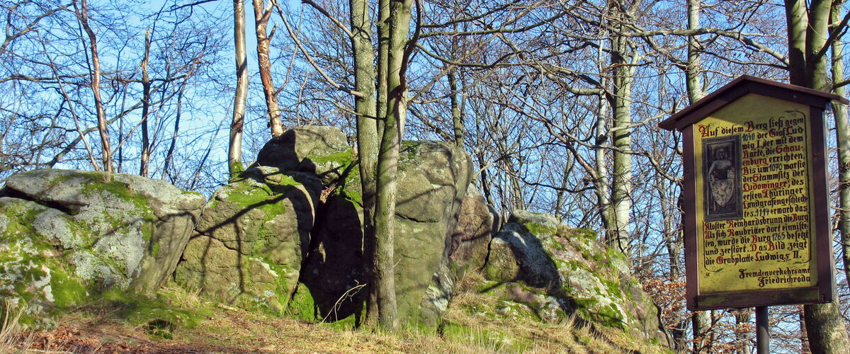 Felsen und Infotafel an der Schauenburg bei Friedrichroda