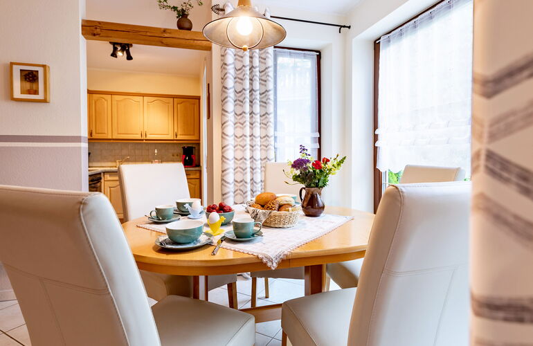 Essecke mit vier Stühlen