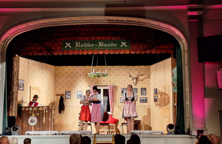 Blick zur Bühne im Thüringer Kloßtheater in Friedrichroda